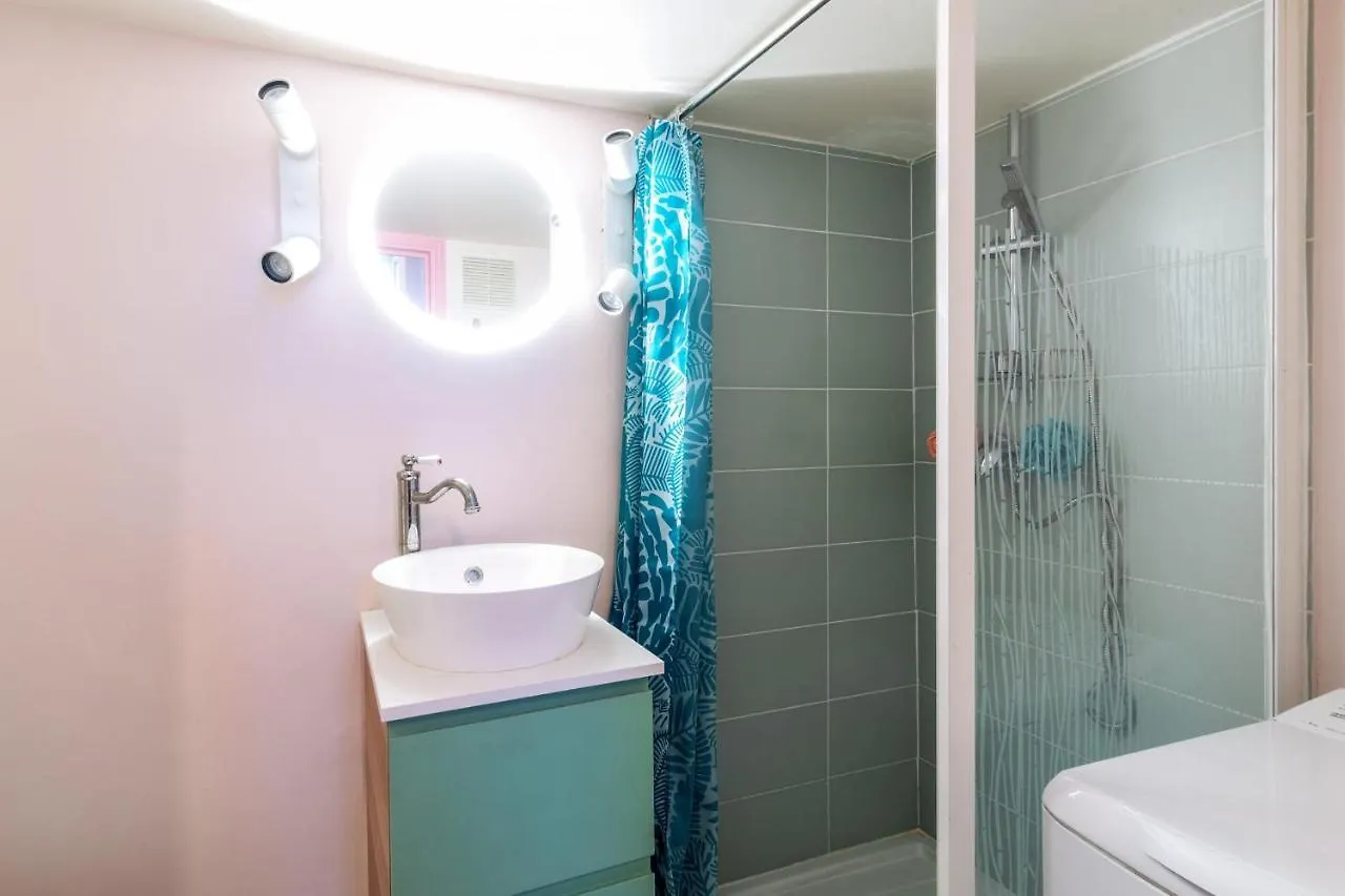 Charming Industrial-Style Studio Just Nearby Montmartre In Paris - Welkeys Appartement